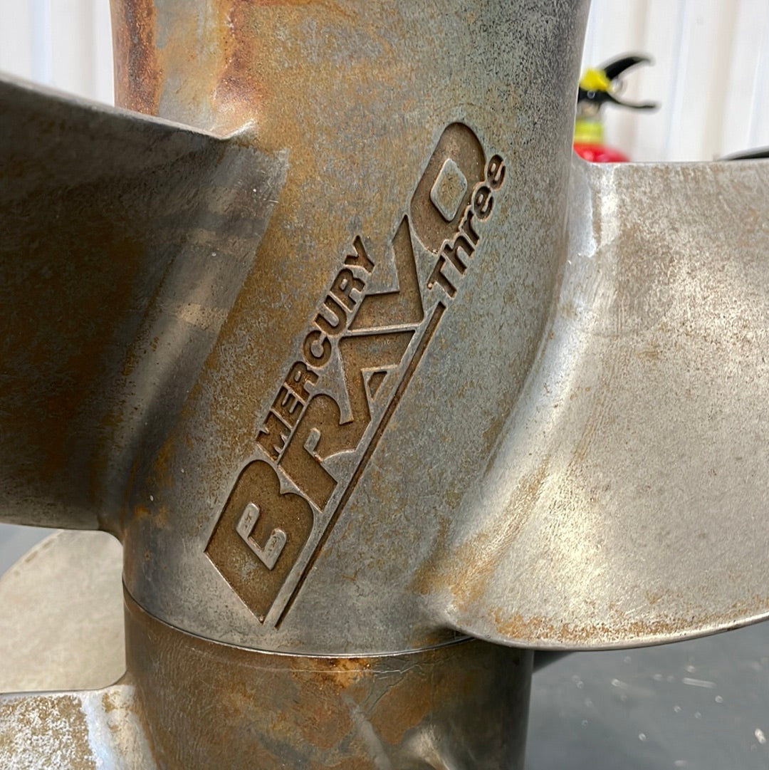 Mercruiser bravo tre propellrar (duoprop)