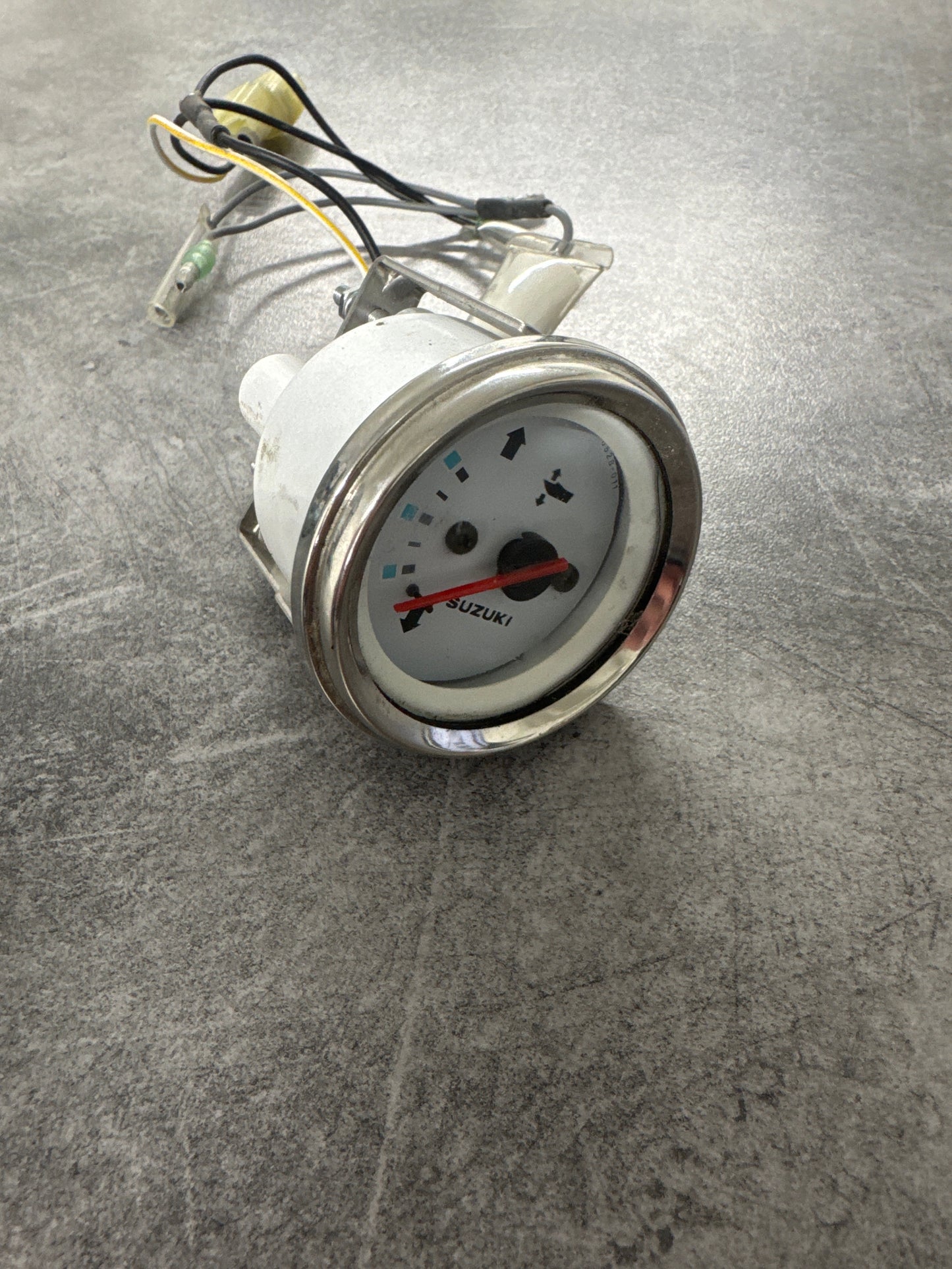 Suzuki tiltmätare vit begagnad