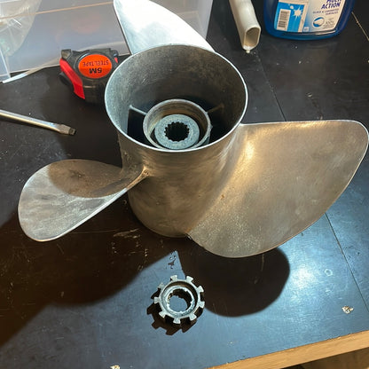 Yamaha propeller 13 3/4 X 19 -M