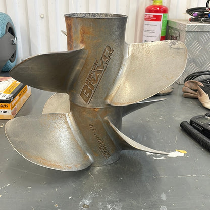 Mercruiser bravo tre propellrar (duoprop)